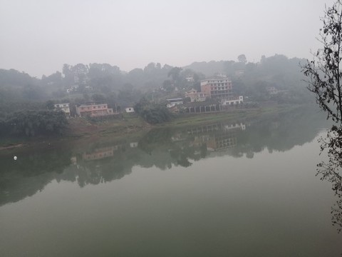赤水河畔有霧的早晨