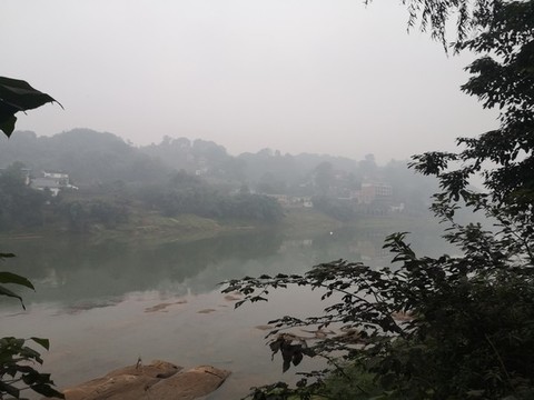 赤水河畔有霧的早晨