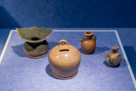 唐代青釉撲滿和青釉小壺