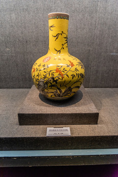 清光緒黃地墨彩花卉紋天球瓶