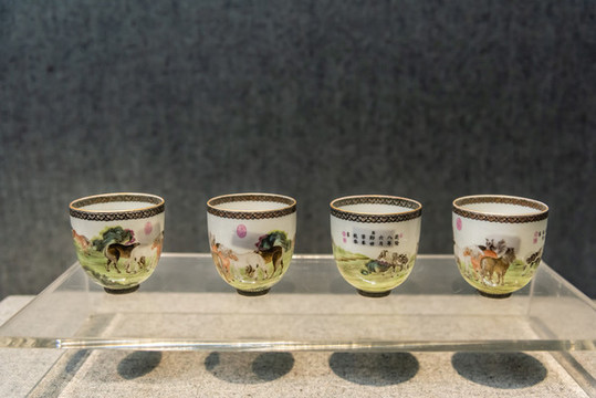 清道光粉彩八駿杯