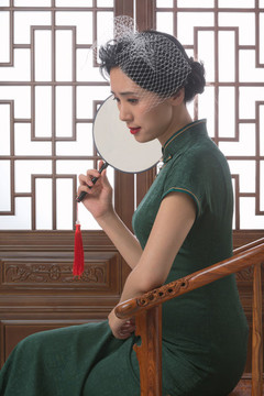 穿旗袍的亞洲女性
