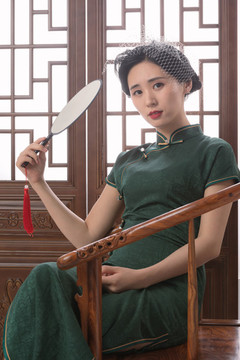 穿旗袍的亞洲女性