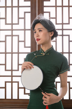穿旗袍的亞洲女性