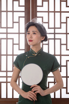 穿旗袍的亞洲女性