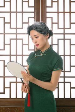 穿旗袍的亞洲女性