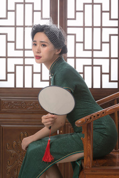 穿旗袍的亞洲女性