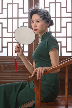 穿旗袍的亞洲女性