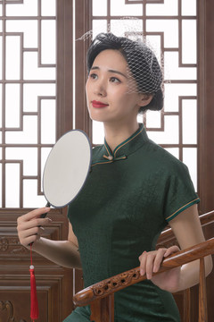 穿旗袍的亞洲女性