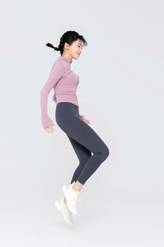 身著運(yùn)動(dòng)裝鍛煉的美女
