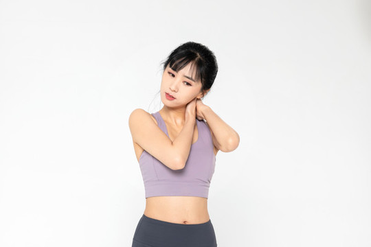 身著運動裝鍛煉的美女