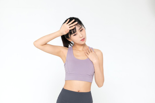 身著運動裝鍛煉的美女