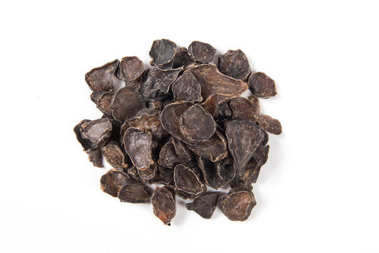 白底上的中藥材黑附片