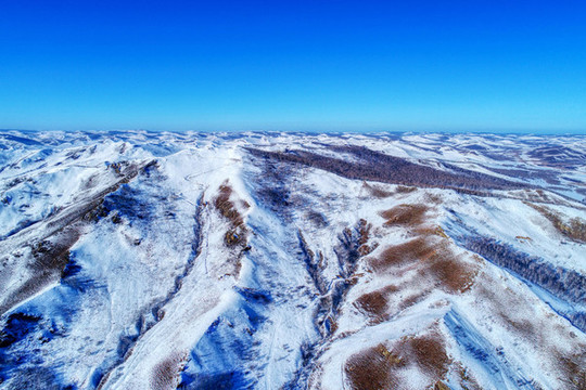 呼倫貝爾山區(qū)山脈雪景