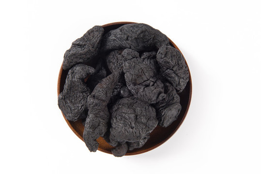 白底上的中藥材熟地黃