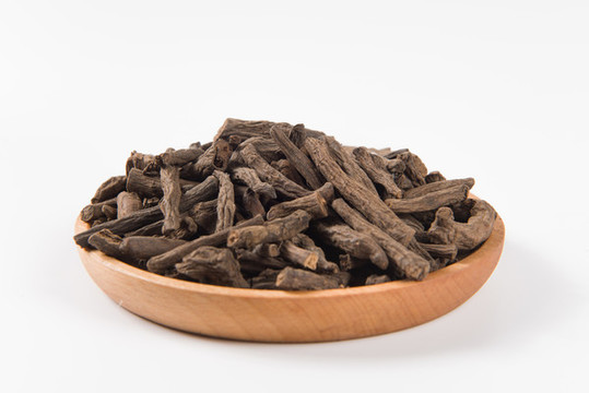 白底上的中藥材仙茅
