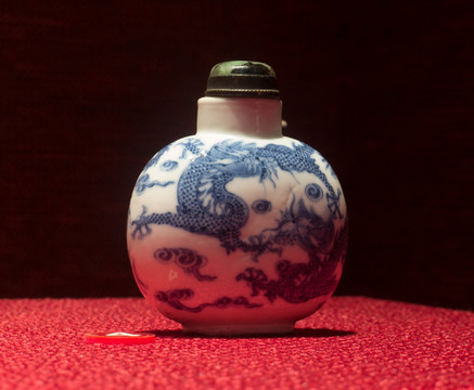 青花龍紋鼻煙壺
