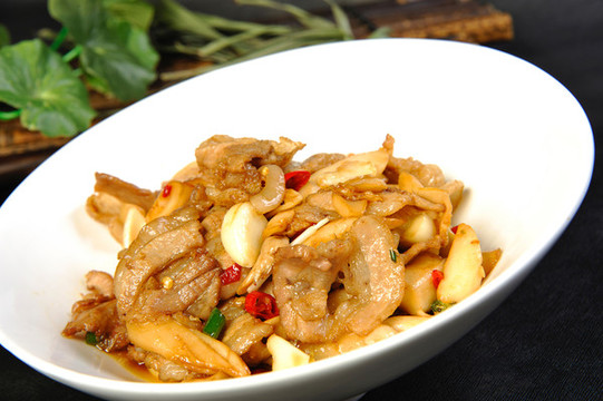 五花肉炒雞腿菇