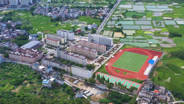 航拍江西省遂川第二中學(xué)
