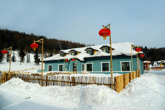 冬天雪鄉(xiāng)有紅燈籠的鄉(xiāng)村小屋