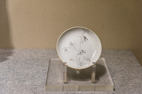 清代江雨三款刻瓷花鳥紋盤