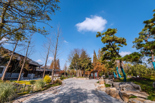 秋天揚(yáng)州瘦西湖的園林古建筑