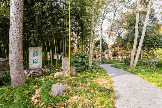 秋天中國揚州大明寺的御苑鶴冢
