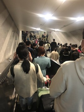 下樓梯的人