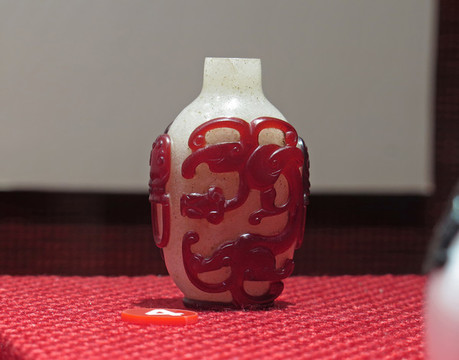 雪花地套紅玻璃螭紋鼻煙壺
