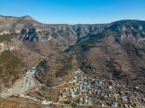 航拍濟(jì)南南部山區(qū)的陡峭山峰