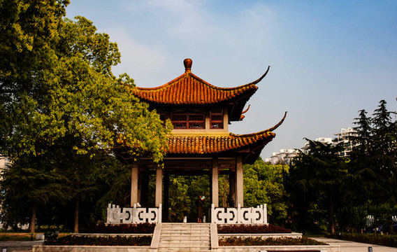 玩鞭亭