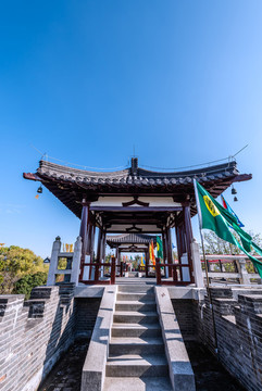 秋天中國揚(yáng)州唐城遺址的唐式城墻