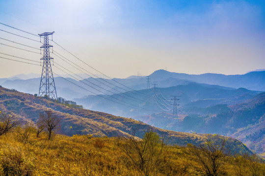 山中高壓輸電鐵塔