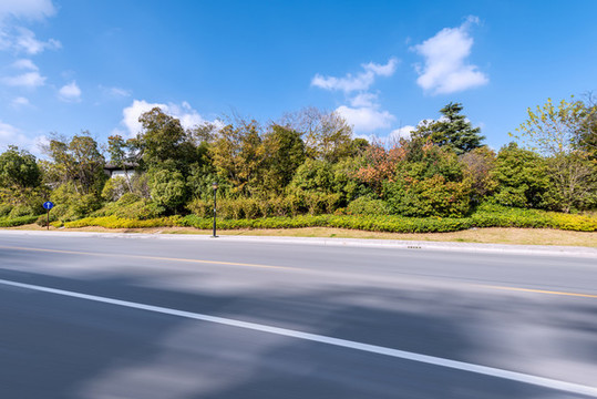 秋天中國(guó)揚(yáng)州城市樹林道路背景