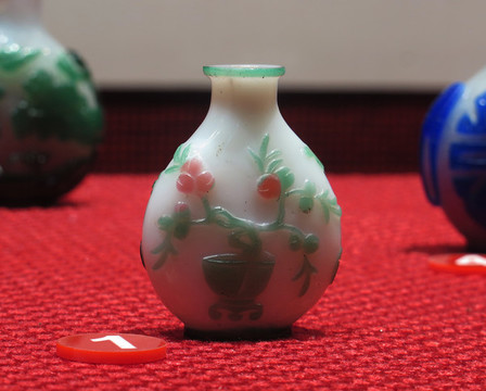 白套紅綠玻璃花果盆景鼻煙壺