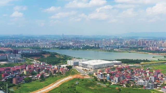 吉安縣工業(yè)園西區(qū)君山湖旁的廠區(qū)