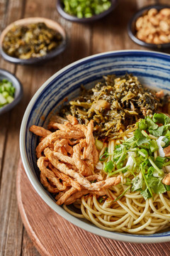 雪菜肉絲面