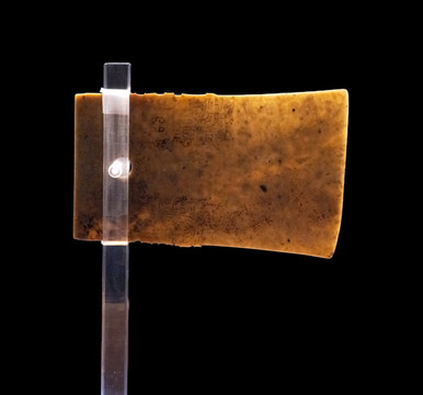 線刻神面紋玉戚
