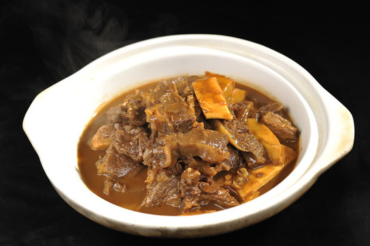 黃燜牛腩