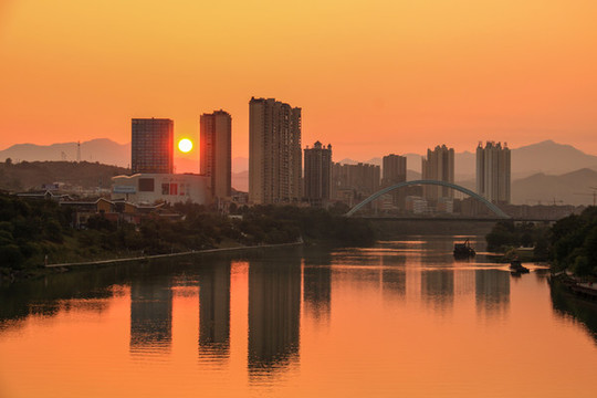夕落右江