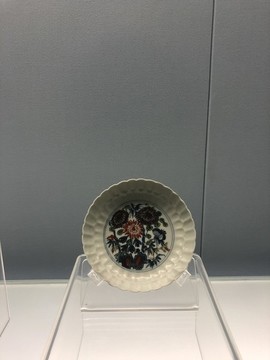 景德鎮(zhèn)窯五彩花蝶紋菊瓣形盤