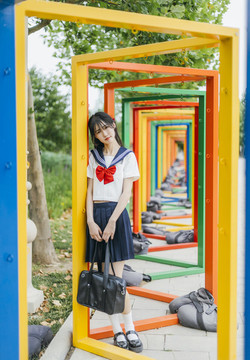 公園里穿著JK水手制服的女孩