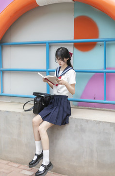 公園里穿著JK水手制服的女孩