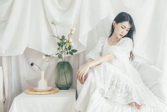 室內(nèi)穿著白色連衣裙的女孩
