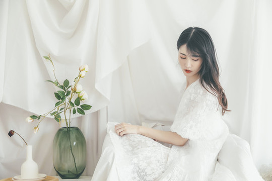 室內(nèi)穿著白色連衣裙的女孩