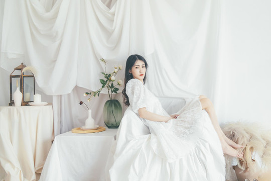 室內(nèi)穿著白色連衣裙的女孩