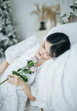 室內(nèi)穿著白色連衣裙的女孩