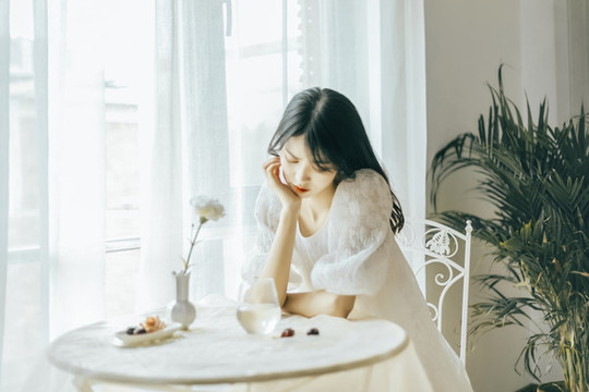 室內(nèi)穿著白色連衣裙的女孩