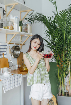 廚房里穿著格子短袖的女孩