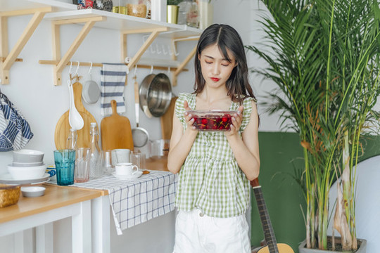 廚房里穿著格子短袖的女孩